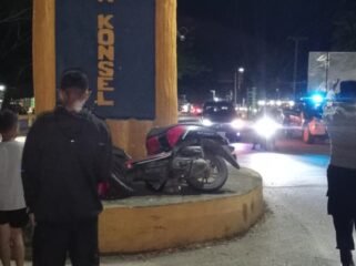 Personel Sat Lantas Polres Konsel dan warga berada di lokasi kecelakaan yang menewaskan seorang remaja perempuan di Konsel. Foto: Istimewa
