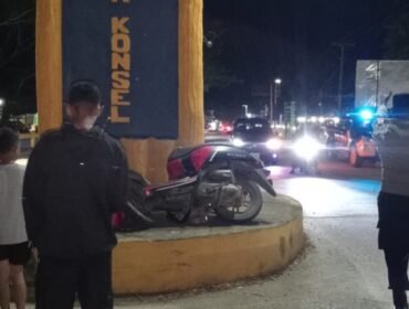 Personel Sat Lantas Polres Konsel dan warga berada di lokasi kecelakaan yang menewaskan seorang remaja perempuan di Konsel. Foto: Istimewa
