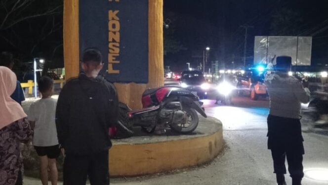 
 Personel Sat Lantas Polres Konsel dan warga berada di lokasi kecelakaan yang menewaskan seorang remaja perempuan di Konsel. Foto: Istimewa