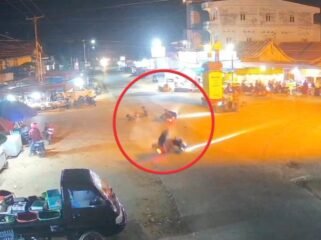 Tangkapan layar rekaman CCTV yang memperlihatkan dua motor di Mowila Konsel tabarakan di Mowila Konsel. Foto: Istimewa