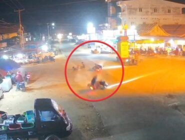 Tangkapan layar rekaman CCTV yang memperlihatkan dua motor di Mowila Konsel tabarakan di Mowila Konsel. Foto: Istimewa