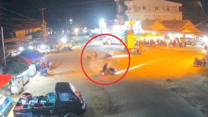 
 Tangkapan layar rekaman CCTV yang memperlihatkan dua motor di Mowila Konsel tabarakan di Mowila Konsel. Foto: Istimewa