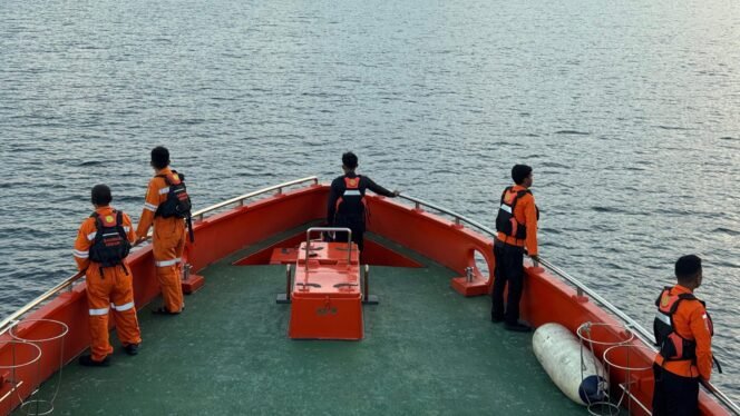 
 Tim SAR dikerahkan menuju lokasi kapal yang mengalami mati mesin di tengah laut Buton Selatan. Foto: Istimewa