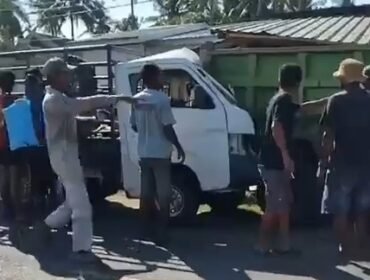 Sebuah mobil pikap menabrak dump truk yang tengah terparkir di tepi jalan dan menewaskan seorang IRT di Kelurahan Watubangga Kolaka. Foto: Istimewa
