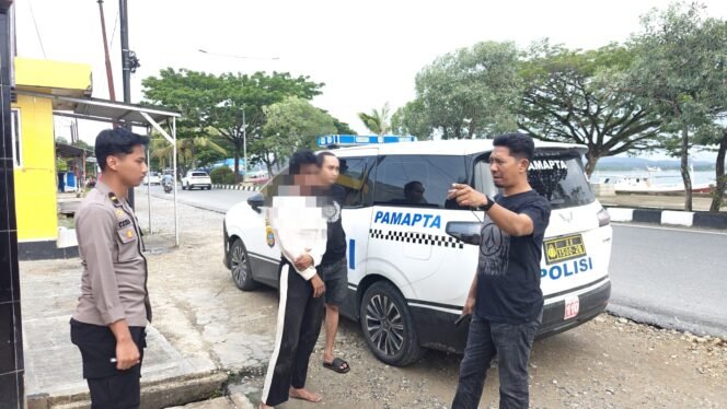 
 Tim URC Buser 77 bersama Unit PPA mengamankan terduga pelaku penyekapan dan eksploitasi seksual terhadap anak di bawah umur yang terjadi di Hotel RedDoorz Kota Kendari. Foto: Istimewa  