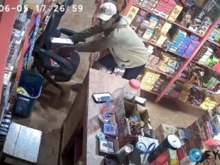 Tangkapan layar potongan rekaman CCTV yang seorang pria yang mencuri 4 Slop rokok di salah satu kios di Pomala Kolaka. Foto: Istimewa