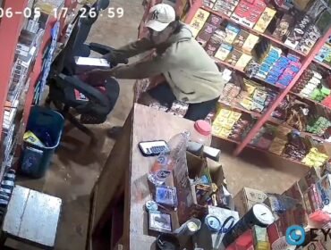 Tangkapan layar potongan rekaman CCTV yang seorang pria yang mencuri 4 Slop rokok di salah satu kios di Pomala Kolaka. Foto: Istimewa