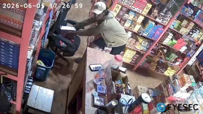 
 Tangkapan layar potongan rekaman CCTV yang seorang pria yang mencuri 4 Slop rokok di salah satu kios di Pomala Kolaka. Foto: Istimewa