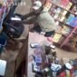 Tangkapan layar potongan rekaman CCTV yang seorang pria yang mencuri 4 Slop rokok di salah satu kios di Pomala Kolaka. Foto: Istimewa