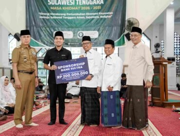 Proses penyerahan bantuan dana operasional senilai Rp 200 juta dari Bank Sultra ke MUI Sultra. Foto: Istimewa.