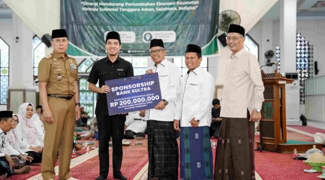 Proses penyerahan bantuan dana operasional senilai Rp 200 juta dari Bank Sultra ke MUI Sultra. Foto: Istimewa.