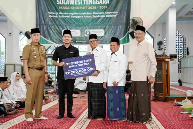 
 Proses penyerahan bantuan dana operasional senilai Rp 200 juta dari Bank Sultra ke MUI Sultra. Foto: Istimewa.