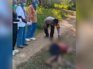 Petugas medis dan personel kepolisian saat mengevakuasi Pria inisial LT yang meninggal dunia setelah terlibat aksi saling bacok dengan LN di Muna Barat. Foto: Istimewa