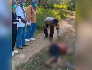 Petugas medis dan personel kepolisian saat mengevakuasi Pria inisial LT yang meninggal dunia setelah terlibat aksi saling bacok dengan LN di Muna Barat. Foto: Istimewa