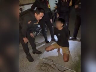 Komandan Tim Patroli Perintis Presisi Dit Samapta Polda Sultra, Bripka Boy Sagita saat menginterogasi pelaku pencurian besi di Kecamatan Mandonga. Foto: Istimewa