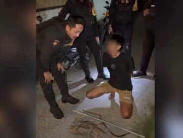 Komandan Tim Patroli Perintis Presisi Dit Samapta Polda Sultra, Bripka Boy Sagita saat menginterogasi pelaku pencurian besi di Kecamatan Mandonga. Foto: Istimewa