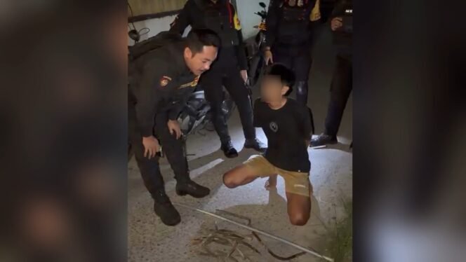 
 Komandan Tim Patroli Perintis Presisi Dit Samapta Polda Sultra, Bripka Boy Sagita saat menginterogasi pelaku pencurian besi di Kecamatan Mandonga. Foto: Istimewa