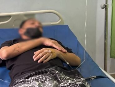 Tersangka kasus pencabulan anak tiri di Kota Kendari insial AYP (42) saat menjalani perawatan. Foto: Istimewa