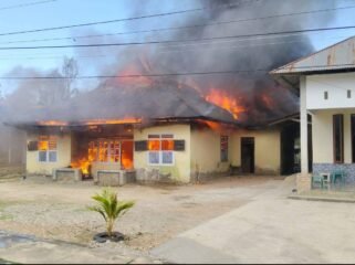 Rumah warga bernama Hartono di Wundulako Kolaka ludes terbakar, Kamis (2/7/2026). Foto: Istimewa