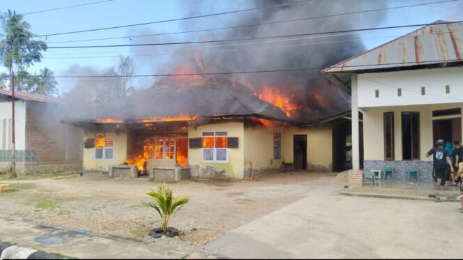 
 Rumah warga bernama Hartono di Wundulako Kolaka ludes terbakar, Kamis (2/7/2026). Foto: Istimewa