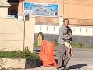 Tangkapan layar video yang memperlihatkan seorang pria ODGJ inisial D saat menggendong korban. Foto: Istimewa