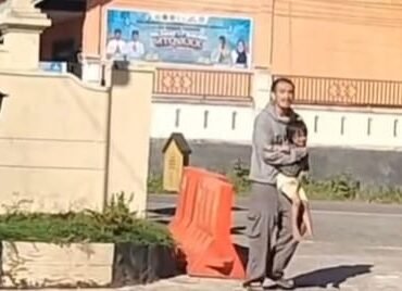 Tangkapan layar video yang memperlihatkan seorang pria ODGJ inisial D saat menggendong korban. Foto: Istimewa