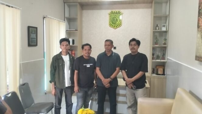 
 Anggota Koalisi Aktivis Hukum Sulawesi Tenggara usai audiensi dengan pihak Kejaksaan Tinggi Sultra. Foto: Istimewa