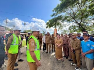 Bupati Muna Barat, La Ode Darwin saat meninjau pelaksanaan Mutual Check Nol (MC-0) di salah satu ruas jalan yang akan dibangun tahun ini. Foto: Istimewa.