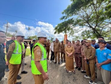 Bupati Muna Barat, La Ode Darwin saat meninjau pelaksanaan Mutual Check Nol (MC-0) di salah satu ruas jalan yang akan dibangun tahun ini. Foto: Istimewa.