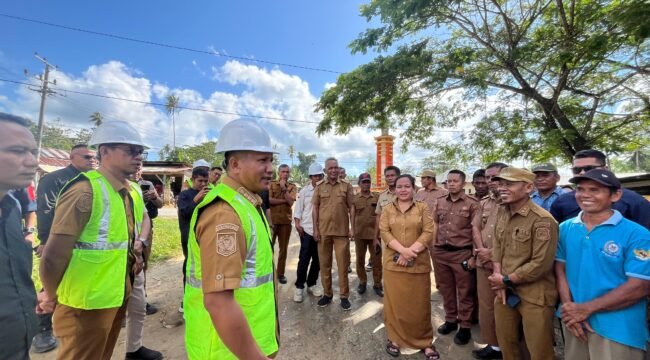 Bupati Muna Barat, La Ode Darwin saat meninjau pelaksanaan Mutual Check Nol (MC-0) di salah satu ruas jalan yang akan dibangun tahun ini. Foto: Istimewa.
