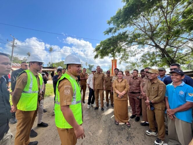 
 Bupati Muna Barat, La Ode Darwin saat meninjau pelaksanaan Mutual Check Nol (MC-0) di salah satu ruas jalan yang akan dibangun tahun ini. Foto: Istimewa.