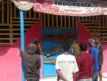 Sejumlah warga Desa Moasi saat melakukan penyegelan kantor desa, Minggu (5/7/2026). Foto: Istimewa