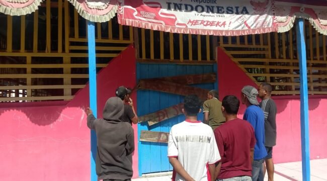 Sejumlah warga Desa Moasi saat melakukan penyegelan kantor desa, Minggu (5/7/2026). Foto: Istimewa
