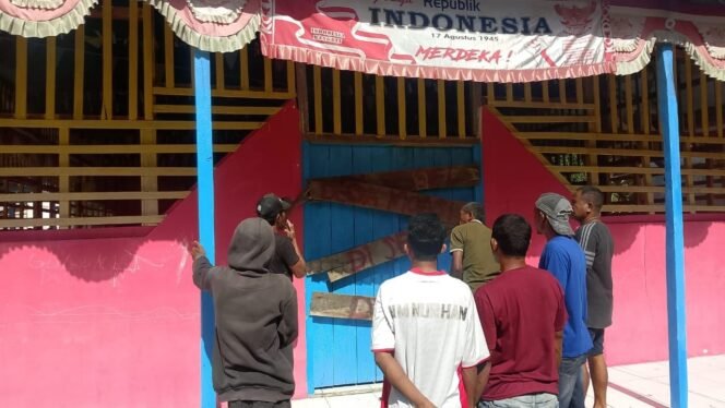 
 Sejumlah warga Desa Moasi saat melakukan penyegelan kantor desa, Minggu (5/7/2026). Foto: Istimewa