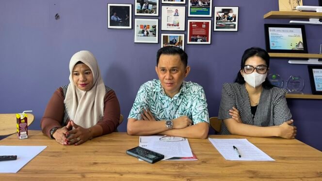 
 Kuasa hukum korban, Andre Darmawan (tengah) mempertanyakan alasan kepolisian menangguhkan penahanan AYP, tersangka kasus pencabulan anak di Kendari. Foto: Istimewa