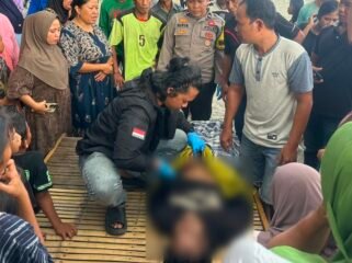 Petani di Kolaka ditemukan meninggal dunia dalam posisi terapung di perairan Pantai Indah Kapu. Foto: Istimewa