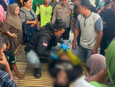 Petani di Kolaka ditemukan meninggal dunia dalam posisi terapung di perairan Pantai Indah Kapu. Foto: Istimewa