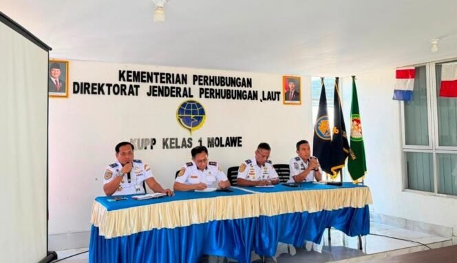 
 Kepala Kantor UPP Kelas I Molawe, Capt. Marsri Tulak memimpin rapat bulanan. Foto: Istimewa