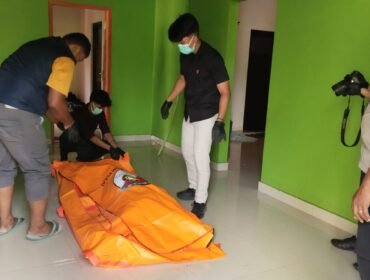 Tim Inafis Polres Muna bersama personel Polsek Tampo mengevakuasi jenazah dan membawanya ke RSUD dr. Baharuddin, M.Kes untuk dilakukan pemeriksaan medis. Foto: Istimewa