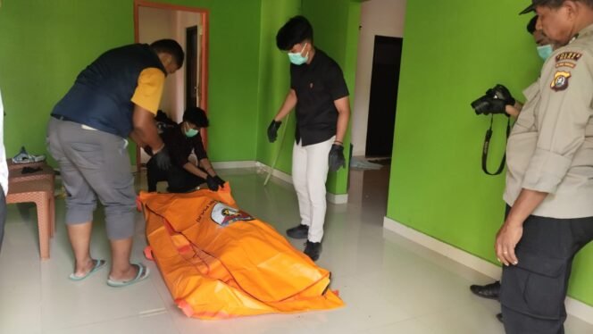 
 Tim Inafis Polres Muna bersama personel Polsek Tampo mengevakuasi jenazah dan membawanya ke RSUD dr. Baharuddin, M.Kes untuk dilakukan pemeriksaan medis. Foto: Istimewa