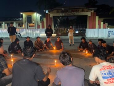Aksi simbolik di depan Markas Polda Sulawesi Tenggara sebagai bentuk keprihatinan atas kaburnya 11 tahanan dari Rumah Tahanan Polres Kolaka Utara. Foto: Istimewa