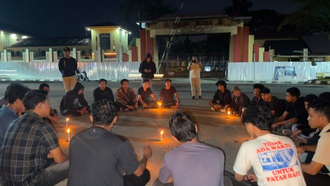 
 Aksi simbolik di depan Markas Polda Sulawesi Tenggara sebagai bentuk keprihatinan atas kaburnya 11 tahanan dari Rumah Tahanan Polres Kolaka Utara. Foto: Istimewa
