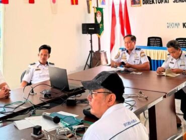 Kepala Kantor UUP Molawe, Capt. Marsi Tulak bersama jajaran saat agenda rapat koordinasi. Foto: Istimewa