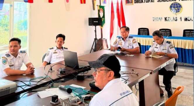 
 Kepala Kantor UUP Molawe, Capt. Marsi Tulak bersama jajaran saat agenda rapat koordinasi. Foto: Istimewa
