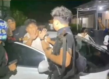 Sejumlah personel Tim URC Buser 77 Satreskrim Polresta Kendari saat menangkap CA (25) terduga pelaku penikaman di Kendari. Foto: Istimewa