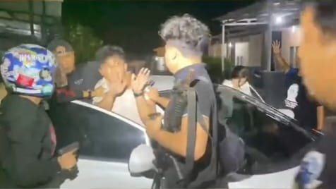Sejumlah personel Tim URC Buser 77 Satreskrim Polresta Kendari saat menangkap CA (25) terduga pelaku penikaman di Kendari. Foto: Istimewa
