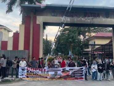 Aksi unjuk rasa jilid II di depan Polda Sultra yang merupakan kelanjutan tuntutan atas kaburnya 11 tahanan dari Rutan Polres Kolaka Utara beberapa waktu lalu. Foto: Istimewa