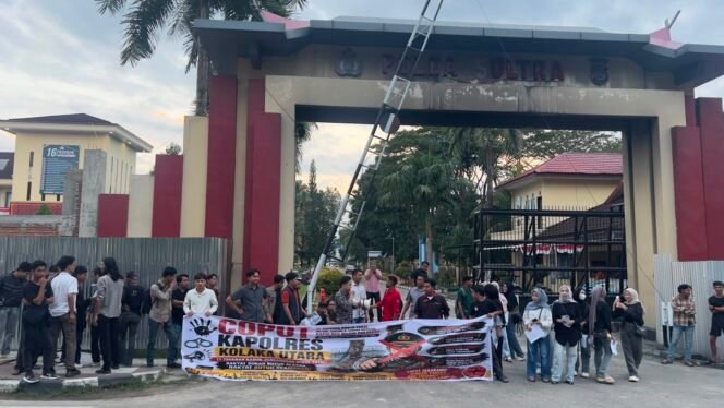 
 Aksi unjuk rasa jilid II di depan Polda Sultra yang merupakan kelanjutan tuntutan atas kaburnya 11 tahanan dari Rutan Polres Kolaka Utara beberapa waktu lalu. Foto: Istimewa