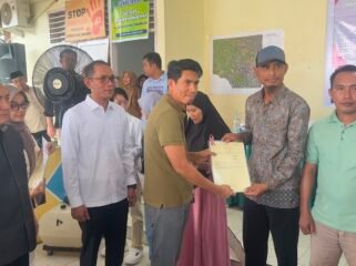 Wakil Ketua Komisi II DPR RI, Bahtra menyerahkan sertifikat PTSL Tahun Anggaran 2026 di Kantor Lurah Watubangga, Kecamatan Baruga, Kota Kendari, Jumat 10 Juli 2026. Foto: Istimewa