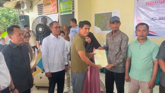 
 Wakil Ketua Komisi II DPR RI, Bahtra menyerahkan sertifikat PTSL Tahun Anggaran 2026 di Kantor Lurah Watubangga, Kecamatan Baruga, Kota Kendari, Jumat 10 Juli 2026. Foto: Istimewa